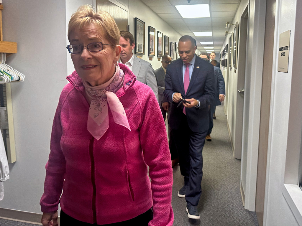 Jeffries likes Democrats' chances in race for the House as he campaigns in Ohio